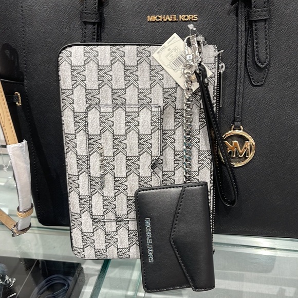 MICHAEL KORS JET SET ITEM LG 2 in 1 CARD CASE & WRISTLET
Black 
NWT - Picture 11 of 16